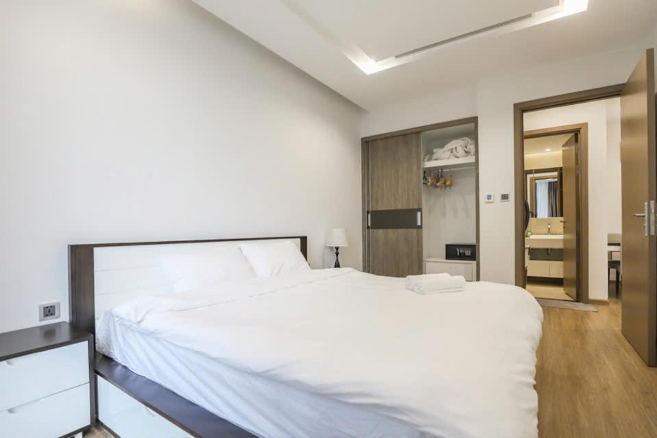 Luxury Apartment In Vinhomes Metropolis Ханой Экстерьер фото